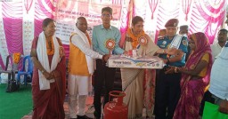 India hands over LPG gas stoves, cylinders to underprivileged families in Nepal